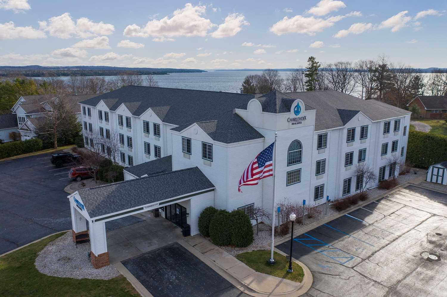 Charlevoix Inn & Suites Surestay Collection By Best Western Exterior photo